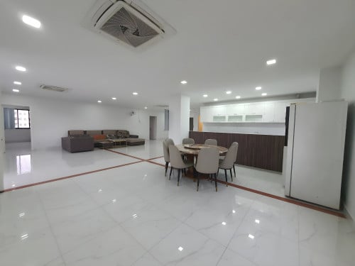 4BR For Rent For Rent- 260sqm Apartment