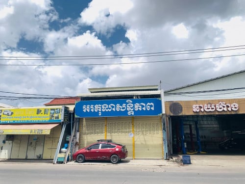 ឃ្លាំង សម្រាប់ជូលនៅ២០០៤​