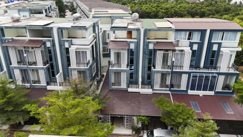 ផ្ទះវីឡាភ្លោះលក់ នៅបុរីសម្បត្តិមានហេង(ព្រែកឯង) ផ្ទះដេគ័រស្អាត