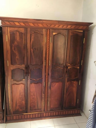 តុវែង២ម៉ែត្រជាង និងទូធ្នុងពកបែង