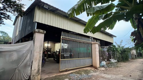 តម្លៃអាចរចារបាន ផ្ទះនិងដី ប្លង់រឹង តសំយ៉ាបហើយស្រាប់ទីធ្លាធំ ចតឡាឡានបាន៥ខាងមុខផ្ទះ