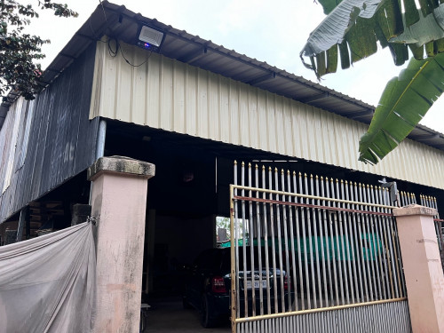 តម្លៃអាចរចារបាន     ផ្ទះនិងដី ប្លង់រឹង តសំយ៉ាបហើយស្រាប់ទីធ្លាធំ ចតឡាឡានបាន៥ខាងមុខផ្ទះ