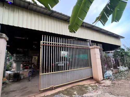 តម្លៃអាចរចារបាន     ផ្ទះនិងដី ប្លង់រឹង តសំយ៉ាបហើយស្រាប់ទីធ្លាធំ ចតឡាឡានបាន៥ខាងមុខផ្ទះ