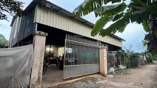 តម្លៃអាចរចារបាន     ផ្ទះនិងដី ប្លង់រឹង តសំយ៉ាបហើយស្រាប់ទីធ្លាធំ ចតឡាឡានបាន៥ខាងមុខផ្ទះ