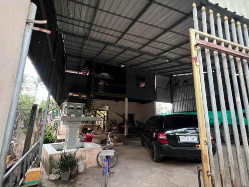 តម្លៃអាចរចារបាន     ផ្ទះនិងដី ប្លង់រឹង តសំយ៉ាបហើយស្រាប់ទីធ្លាធំ ចតឡាឡានបាន៥ខាងមុខផ្ទះ