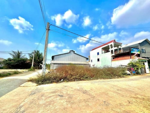 ដីកែង សម្រាប់លក់ ឬ ជួល នៅក្រាំងធ្នង់ ជាប់បុរី ឃាម ចាន់ណា