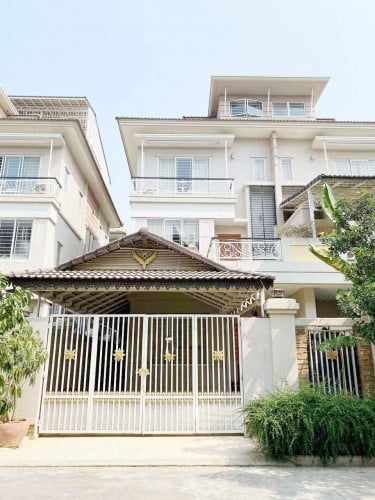វីឡាភ្លោះសម្រាប់លក់ | Twin Villa For Sale (Borey Peng Huoth Boeung Snor)