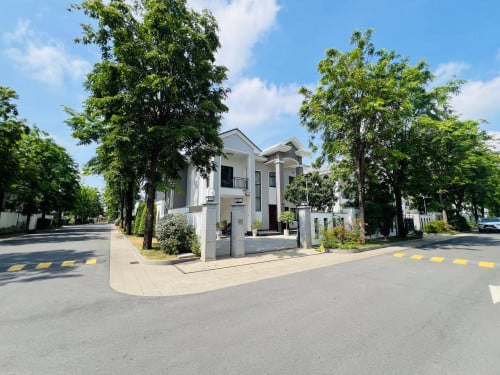 វីឡាទោលកែងលក់បន្ទាន់ (Queen Villa)