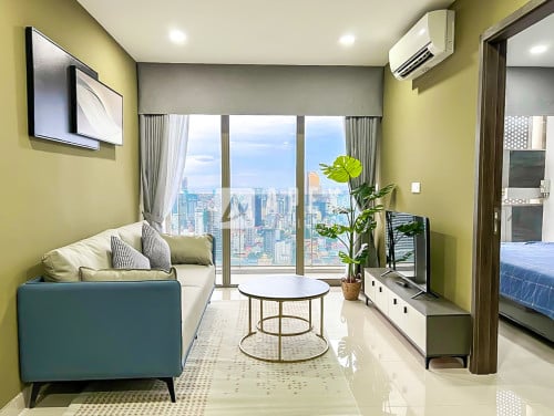 Modern Two Bedrooms Plus Study room Condo On High Floor For Rent At The Peak