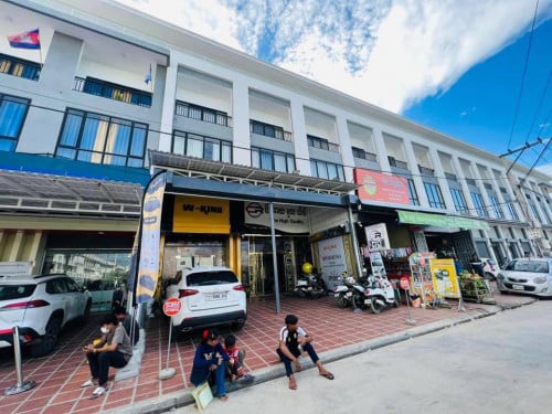 ផ្ទះអាជីវកម្ម និងស្នាក់នៅ