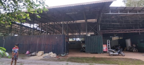 ឃ្លាំងលក់ទាំងកុងតឺន័រ