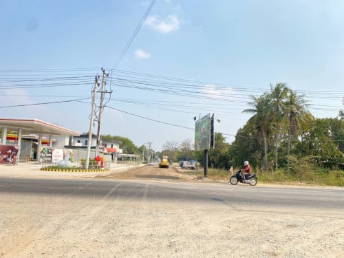 ដីកែង ជាប់ផ្លូវជាតិ