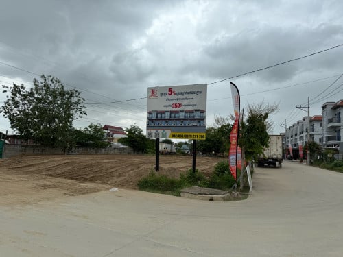 ដីលក់ កាច់ជ្រុង3ផ្លូវ ផ្ផ្លូវរដ្ឋ20m/ Land for sale​ on the corner