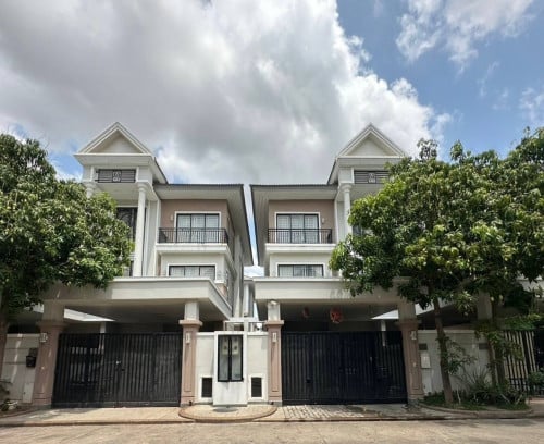 ផ្ទះលក់នឹងជួល ប្រភេទវីឡាភ្លោះ A (នៅបុរីប៉េងហួត 60m)