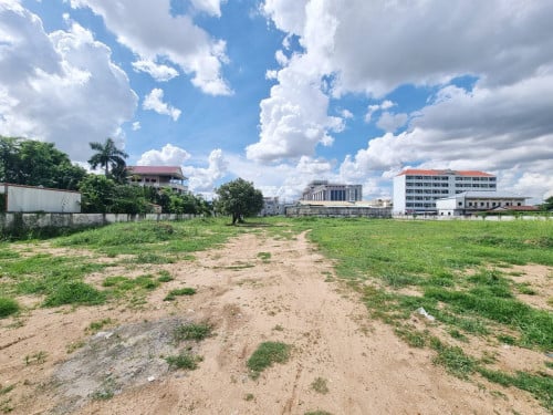 Land for Sale 4000m2 street Mong Rithy