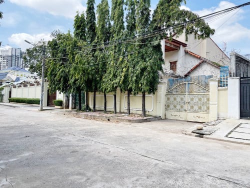 ដីតម្លៃល្អសម្រាប់លក់នៅទួលគោក ទីតាំងនៅលើផ្លូវលេខ 536 សង្កាត់បឹងកក់ទី១ ខណ្ឌទួលគោក រាជធានីភ្នំពេញ