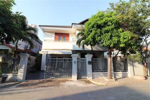 Compound Villa 3 Bedrooms For Rent in Bassac Garden Close to BKK1