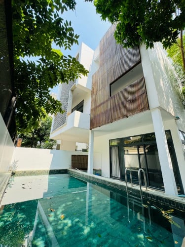 Compound Villa 5 Bedrooms For Rent in Tonle Bassac Area With Swimming