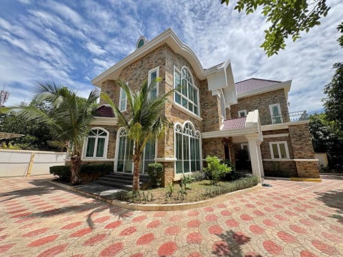 Spacious Villa 5 Bedrooms For Rent Tonle Bassac Area