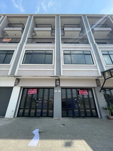 ផ្ទះអាជីវកម្មជួល 2ល្វែង 4ជាន់ បុរី ប៉េងអុីម នៅលេីផ្លូវព្រៃស 30mមានជណ្តេីរយន្ត