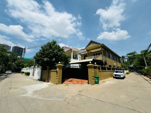 Small Villa 4 Bedrooms For Rent in Tonle Bassac Area Close to Bkk1