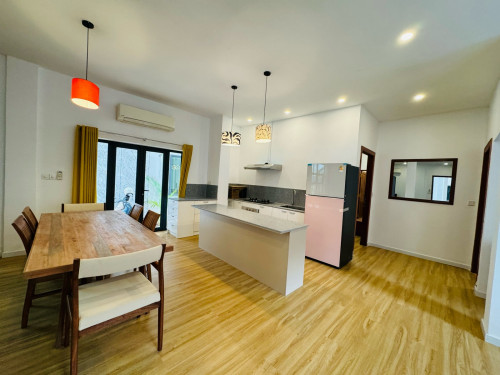 Spacious 2 Bedroom For Rent in Tonle Bassac Area, Walk 2 Minutes From Independence Monument