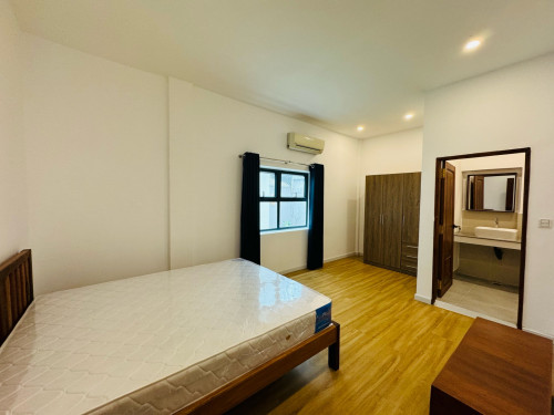 Spacious 2 Bedroom For Rent in Tonle Bassac Area, Walk 2 Minutes From Independence Monument
