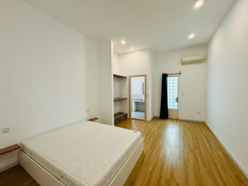Spacious 2 Bedroom For Rent in Tonle Bassac Area, Walk 2 Minutes From Independence Monument