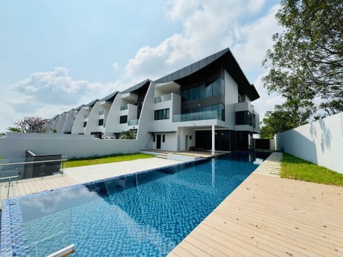 Spacious Villa 5 Bedroom For Rent 15 Minutes From BKK1 With Swimming Pool