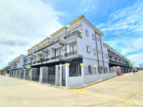 ផ្ទះអាជីវកម្ម ផ្ទះកែងសល់ដីចំហៀងធំ ជាប់ផ្លូវរដ្ឋ