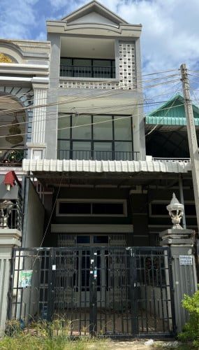 ផ្ទះមួយល្វែងបីជាន់ សម្រាប់លក់