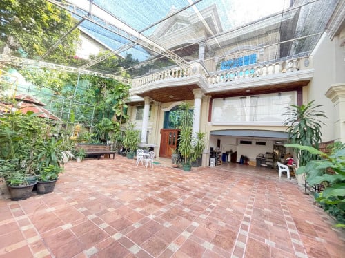 វីឡាលក់បន្ទាន់នៅ | Villa for sale in Sangkat Toek Laak 2