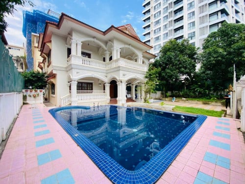 Villa 6 Bedrooms For Rent in Tonle Bassac Area With swimming pool