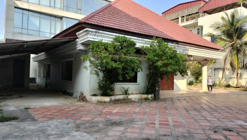 ផ្ទះវីឡាជួល រួមមានឃ្លាំងធំទូលាយស្រាប់