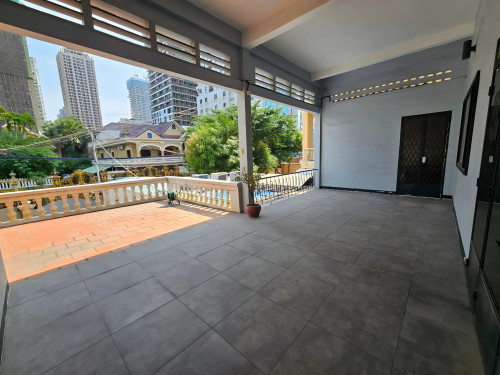 Renovated 3 Bedrooms Apt For Rent- BKK1 Area. Street 310