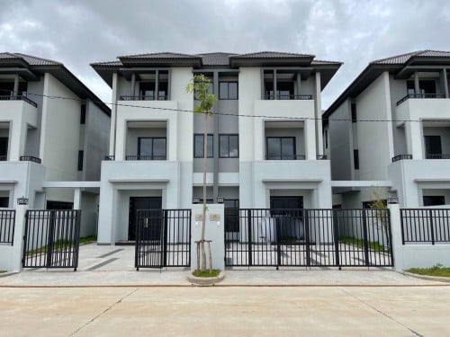 វីឡាភ្លោះលក់បន្ទាន់! នៅក្នុងបុរីជីបម៉ុងលែនម៉ាក ៦០ម៉ែត្រ