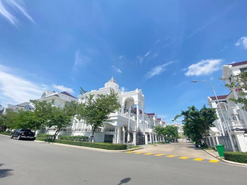 វីឡាកែងនៅលើផ្លូវសួន សម្រាប់លក់នៅបុរីភ្នំពេញថ្មីអេលីតផាក2​