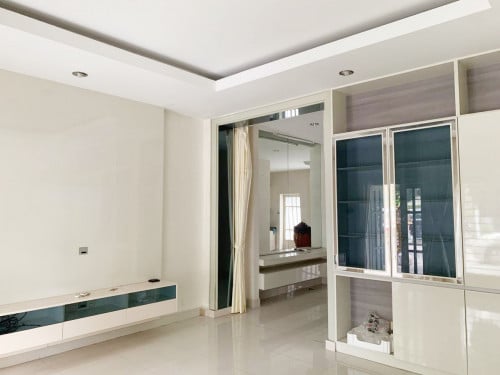 វីឡាកូនកាត់LAសម្រាប់ជួល | Link Villa LA for Rent at Borey Penghouth Stoueng Mean Chey