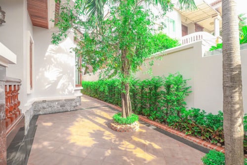 Spacious Villa 5 Bedrooms For Rent in Bassac Garden City
