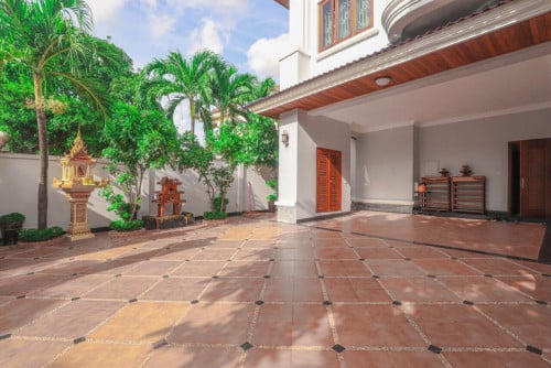 Spacious Villa 5 Bedrooms For Rent in Bassac Garden City