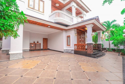 Spacious Villa 5 Bedrooms For Rent in Bassac Garden City
