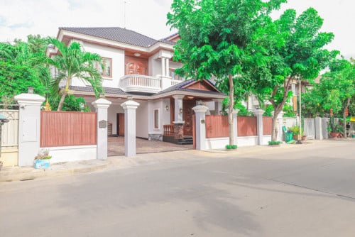 Spacious Villa 5 Bedrooms For Rent in Bassac Garden City