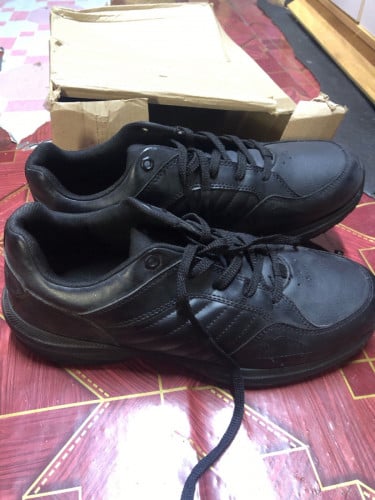 ល្អ ស្បែកជើង លេខ 40 / មិនធ្លាប់ប្រើ