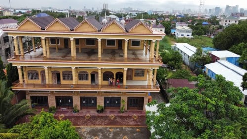 លក់ដី នឹង ផ្ទះ 5 ល្វែង ( ដីបែរមុខពីរផ្លូវ ខាងកើត នឹង ខាងលិច ជាគំរោងផ្លូវរដ្ធ 23 m)