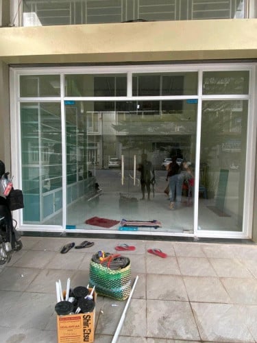 ដំឡើង​ទ្វារ​កញ្ចក់​និងបង្អួច