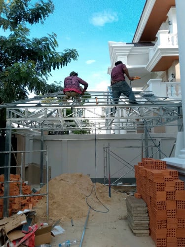 ការងារ​ដំឡើង​កញ្ចុះនិងក្រាលការ៉ូជុំវិញផ្ទះ