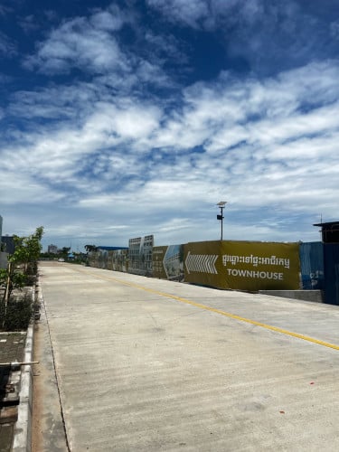 ផ្ទះអាជីវកម្មនរា (Norea Townhouse)