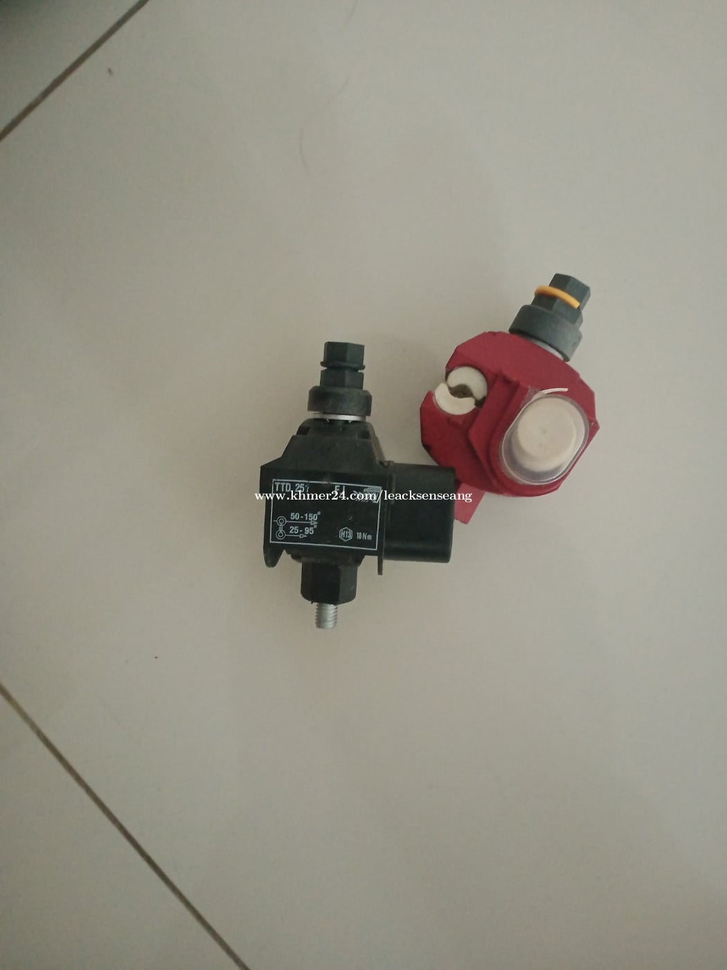 ក្រចាប់ប៉ុងឬconector