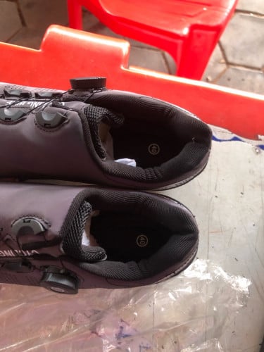 ឃ្លាប់បាតភ្នំ Size 40 ថ្មីប្រអប់99% ទិញមកអត់ដែរប្រើ