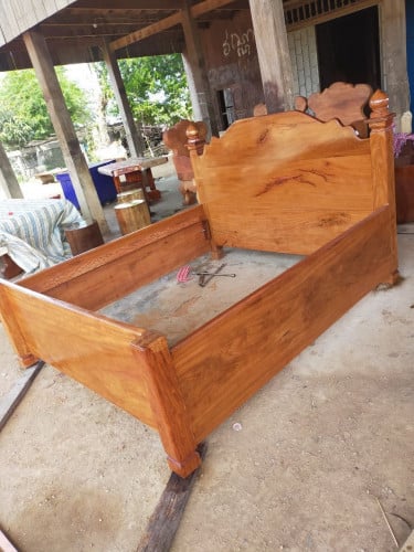 គ្រែឈើសម្រាប់លក់ឡៃឡុង​ (Urgent Wooden Bed for sale)